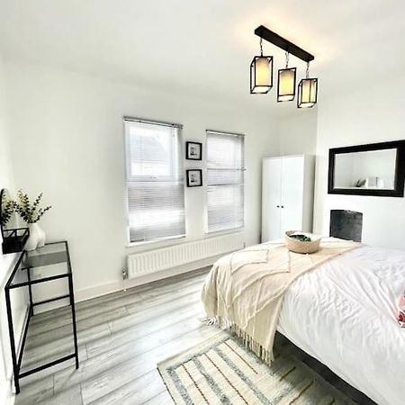 Spacious Modern Victorian House In Rochester Wainscot Exterior foto